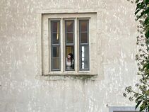 Blick aus einem historischen Fenster der Burg Ranis über die Landschaft rund um Ranis