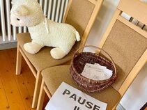 Schaf und Korb als Requisiten der Drude Ilse bei „Das Museum erwacht“ auf Burg Ranis