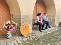 Kaffee-und-Kuchen-Bereich im Burghof bei „Das Museum erwacht“ auf Burg Ranis
