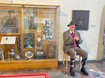 Darsteller als Dietrich von Breitenbuch vor Gemälden und historischen Exponaten im Museum Burg Ranis