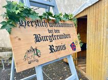 Willkommensschild der Burgfreunde Ranis bei der Veranstaltung „Das Museum erwacht“ auf Burg Ranis