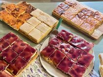 Auswahl selbstgebackener Thüringer Kuchenspezialitäten beim Familientag auf Burg Ranis