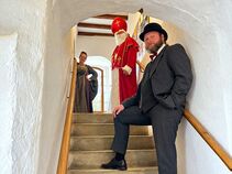 Darsteller als Bischof und Emil Wiechert mit Desiree Meinhardt von den Burgfreunden Ranis bei „Das Museum erwacht“ auf Burg Ranis