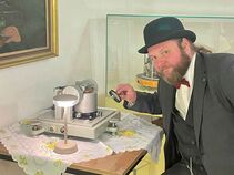 Darsteller als Emil Wiechert mit einem Seismografen im seismologischen Kabinett des Museums Burg Ranis