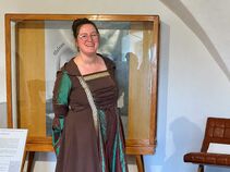 Desiree Meinhardt, Vorstandsmitglied der Burgfreunde Ranis, im historischen Gewand bei „Das Museum erwacht“ auf Burg Ranis