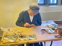 Burgfräulein bereitet die Preise für das Gewinnspiel bei „Das Museum erwacht“ auf Burg Ranis vor
