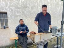 Burgfreunde Ranis grillen Thüringer Rostbratwürste für die Besucher von „Das Museum erwacht“